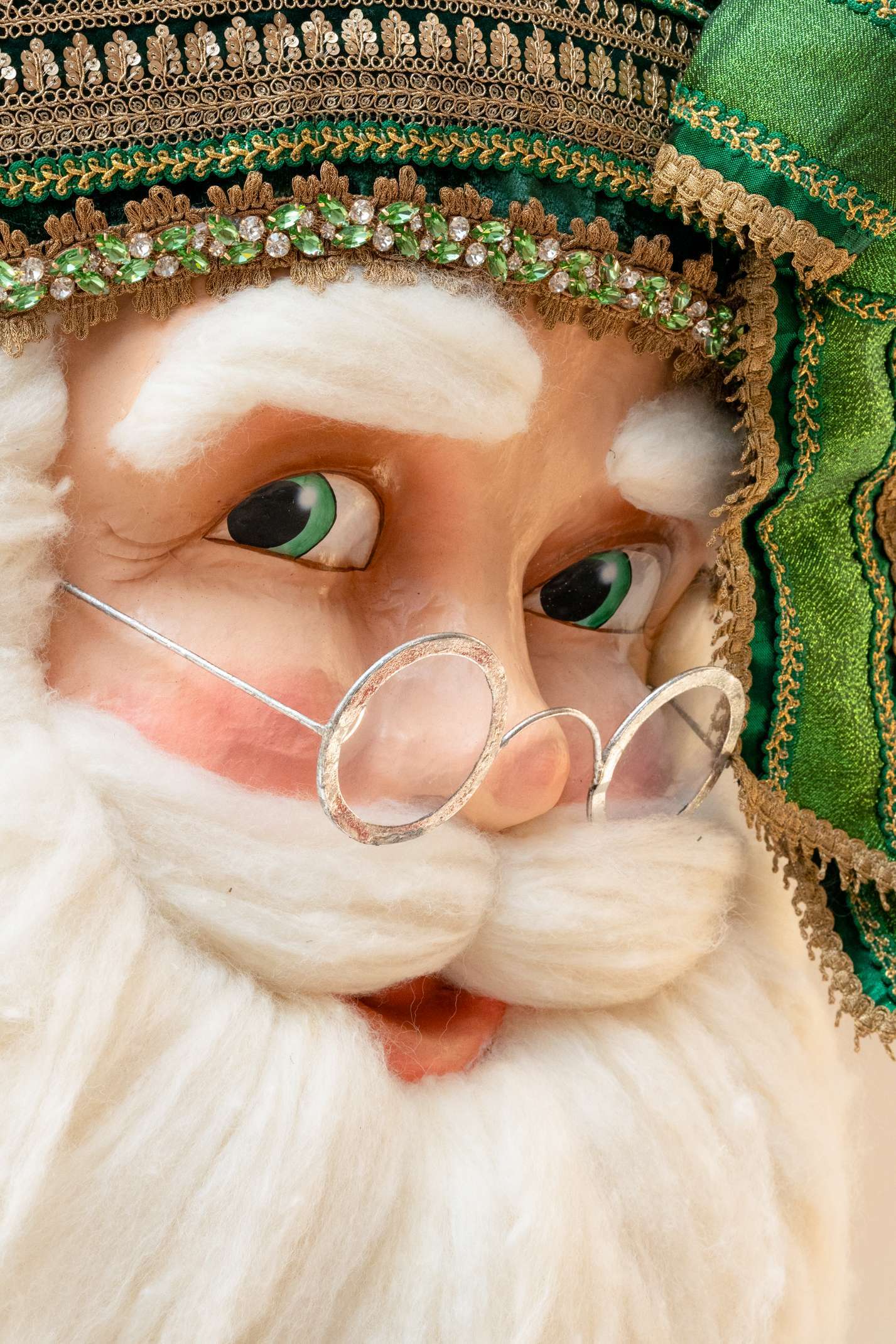 Testa di Babbo Natale Decorativa con Cappello Verde e Dettagli in Oro - immagine 3