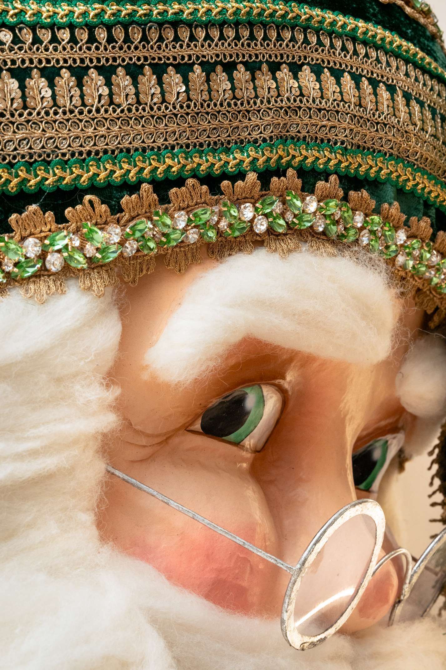 Testa di Babbo Natale Decorativa con Cappello Verde e Dettagli in Oro - immagine 5