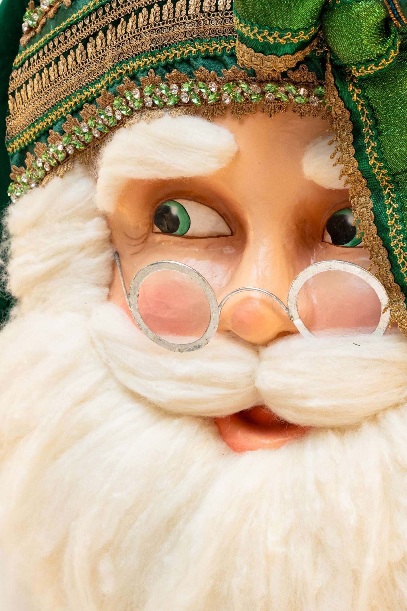 Testa di Babbo Natale Decorativa con Cappello Verde e Dettagli in Oro - immagine 8