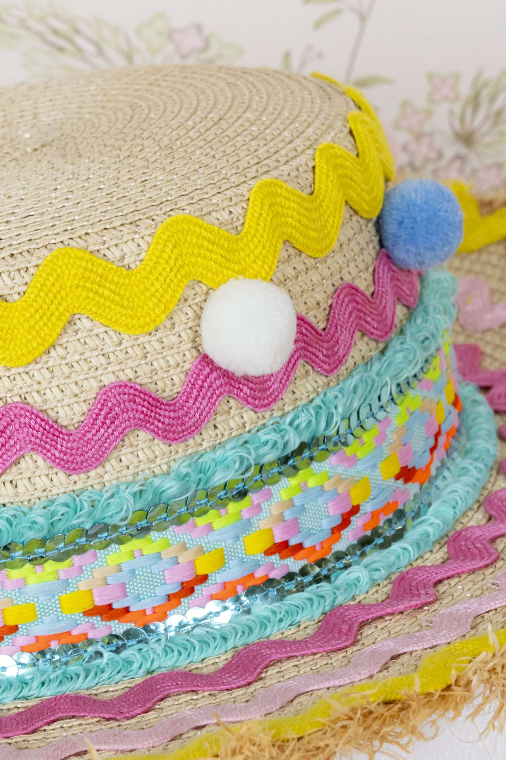 Cappello Multicolor con Pon Pon – Image 4