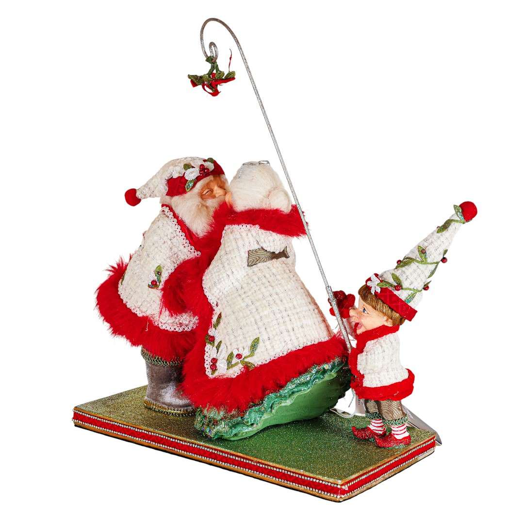 "Coppia Santa Claus con Elfo Linea Mistletoe" H29L30 CM - immagine 3